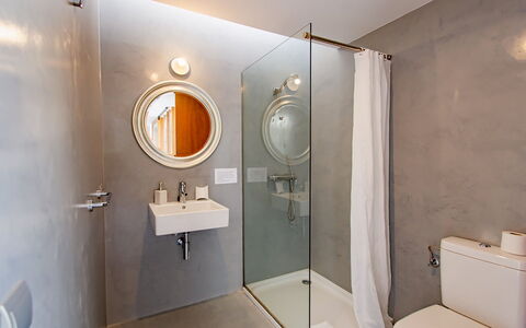 Villa Esplendida: Plumbing Fixture, Wall, Flooring, Bathroom, Floor, Interior Design, Plumbing, Lighting, Tap, Sink