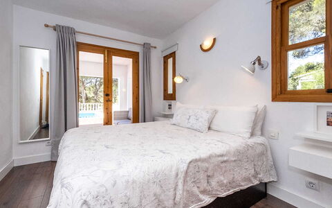 Villa Alejandra: Interior Design, Wall, Bed, Bedroom, Wood, Furniture, Ceiling, Flooring, Home, Floor