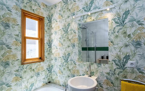 Villa Alejandra: Plumbing Fixture, Bathroom, Bathroom Sink, Tile, Sink, Wallpaper, Plumbing, Tap, Houseplant