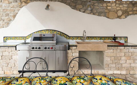Villa Carousel: Flagstone, Tile, Concrete, Design, Kitchen, Stone Wall, Houseplant, Backyard, Outdoor Structure