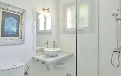 Villa Roger: Bathroom, Plumbing Fixture, Wall, Bathroom Sink, Interior Design, Sink, Mirror, Toilet, Flooring, Floor