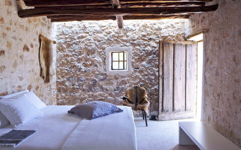 Villa Cave: Wall, Stone Wall, Ceiling, Bedroom, Linens, Bedding, Bed, Pillow, Plaster, Bed Sheet