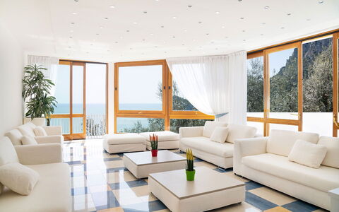 Relais Nike: Furniture, Interior Design, Flooring, Floor, Couch, Living Room, Wood, Ceiling, Room, Table