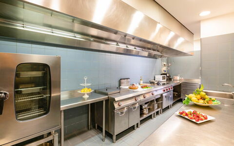 Relais Nike: Kitchen, Kitchen Appliance, Countertop, Major Appliance, Lighting, Kitchen Stove, Food, Stove, Ceiling