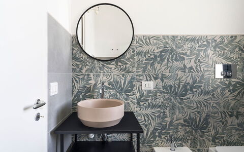 Villa Arcobaleno: Plumbing Fixture, Wallpaper, Tile, Houseplant, Bathroom