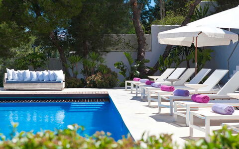 Villa Bacio: Outdoor Furniture, Swimming Pool, Furniture, Sunlounger, Resort, Throw Pillow, Cushion, Garden, Pillow, Chair