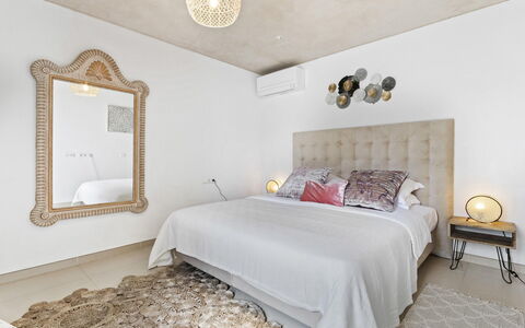 Villa Papiro: Bed, Furniture, Interior Design, Bedroom, Bedding, Wall, Bed Sheet, Floor, Wood, Ceiling