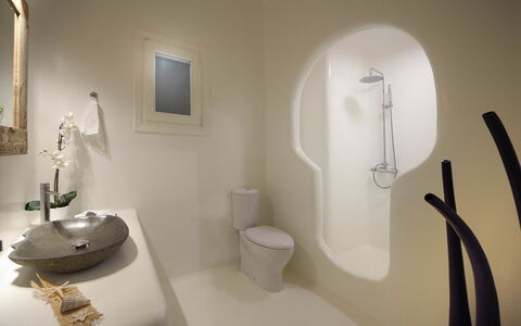 Villa Cocoon: Bathroom, Plumbing Fixture, Wall, Interior Design, Flooring, Lighting, Plumbing, Floor, Tap, Light Fixture