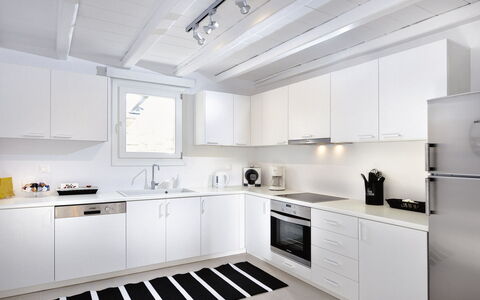 Villa Targer: Kitchen, Kitchen Appliance, Countertop, Major Appliance, Flooring, Cabinetry, Interior Design, Furniture, Sink, Home Appliance