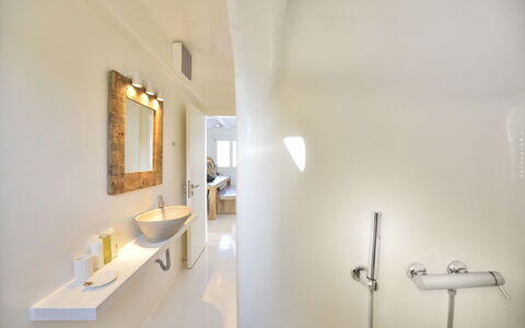 Villa Targer: Interior Design, Wall, Flooring, Plumbing Fixture, Bathroom, Bathroom Sink, Floor, Ceiling, Light Fixture, Mirror