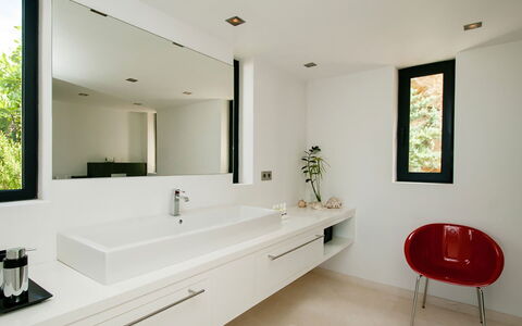 Villa Lola: Bathroom Sink, Interior Design, Sink, Plumbing Fixture, Wall, Bathroom, Flooring, Mirror, Countertop, Floor