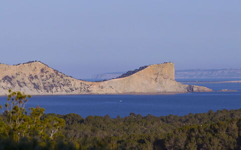 Villa Jules: Mountain, Coastal And Oceanic Landforms, Terrain, Coast, Sea, Headland, Geology, Ocean, Promontory