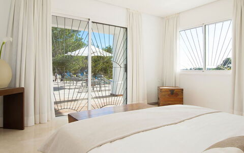 Villa Jondal: Furniture, Interior Design, Floor, Flooring, Textile, Bedroom, Home, Bed, Window Covering, Ceiling