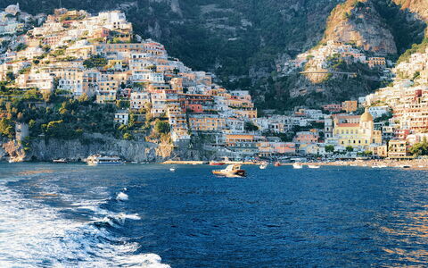 San Sebastiano: Boat, Coast, Sea, Coastal And Oceanic Landforms, Watercraft, Ocean, Channel, Promontory, Cliff, Resort Town