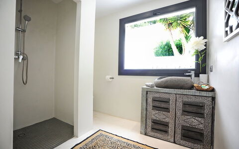 Villa Seahorse: Wall, Interior Design, Flooring, Plumbing Fixture, Bathroom, Floor, Home, Room, Ceiling, Plumbing