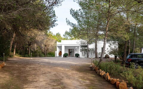 Villa Floresta: Tree, Home, Estate, Driveway, Landscaping, Shade, Hacienda, Mansion, Farmhouse, Villa
