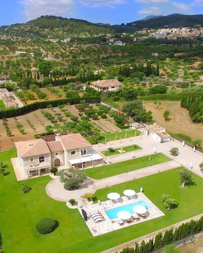 Villa Higo: Swimming Pool, Estate, Resort, Hacienda, Mansion, Landscaping, Villa, Lawn, Farmhouse, Plantation