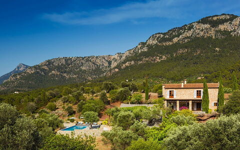 Villa Welcome: Mountainous Landforms, Mountain, Hill, Landscape, Mountain Range, Highland, Hill Station, Rural Area, Valley, Ridge