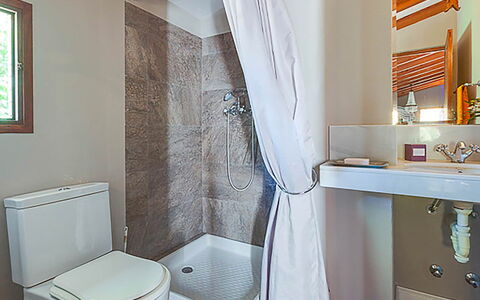 Villa Peacock: Bathroom, Plumbing Fixture, Interior Design, Wall, Flooring, Floor, Toilet, Bathtub, Textile, Plumbing