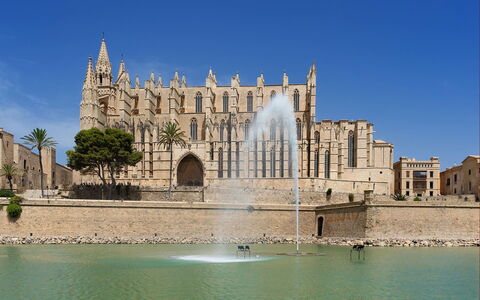 Villa Bridgitte: Sky, Facade, Landmark, Arch, Castle, Tourist Attraction, Spire, Medieval Architecture, Palace, History