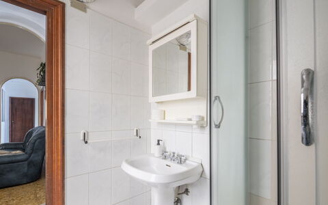 Da Federico, Apartment Genova Brignole: Wall, Interior Design, Plumbing Fixture, Flooring, Floor, Bathroom Sink, Sink, Room, Bathroom, Plumbing