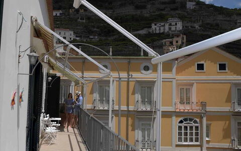 Casa Minori: Balcony, Metal, Handrail, Baluster, Daylighting, Steel, Fence, Porch, Aluminium