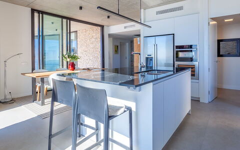 Villa Mirante: Furniture, Kitchen, Interior Design, Flooring, Ceiling, Floor, Countertop, Chair, Kitchen & Dining Room Table, Lighting