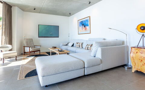 Villa Mirante: Furniture, Interior Design, Couch, Flooring, Wall, Floor, Living Room, Ceiling, Room, Apartment