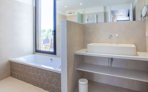 Villa Mirante: Bathroom, Plumbing Fixture, Flooring, Wall, Interior Design, Floor, Bathtub, Sink, Tap, Bathroom Sink