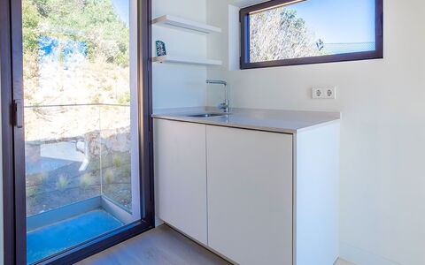 Villa Mirante: Interior Design, Home, Glass, Room, Plumbing Fixture, Countertop, Wood Stain, Sink, Tap, Hardwood