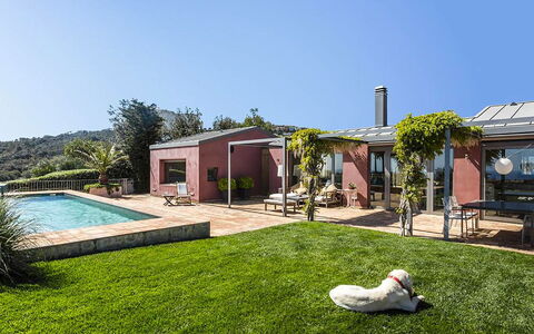 Casa Jhonny: Residential Area, House, Home, Shrub, Roof, Door, Estate, Garden, Cottage, Farmhouse