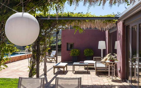 Casa Jhonny: Furniture, Flowerpot, Shade, Table, Chair, Outdoor Furniture, Garden, Houseplant, Outdoor Structure