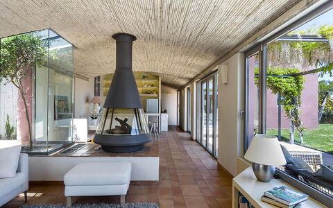 Casa Jhonny: Interior Design, Ceiling, Furniture, Flooring, Floor, Home, Chair, Houseplant, Living Room, Natural Material