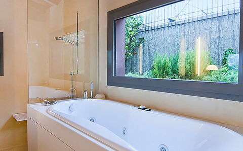 Casa Jhonny: Plumbing Fixture, Bathtub, Bathroom, Interior Design, Wall, Flooring, Tap, Floor, Plumbing, Home