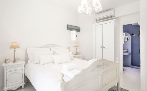 Villa Tiche: Furniture, Bed, Bedroom, Interior Design, Bedding, Bed Sheet, Floor, Textile, Ceiling, Linens