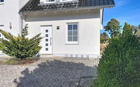 Trassenheide 201: Building, Window, House, Residential Area, Home, Roof, Cottage, Door, Siding, Estate