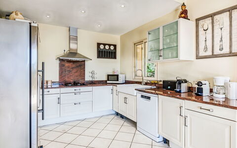 Villa i Tre Fratelli: Kitchen Appliance, Kitchen, Cabinetry, Interior Design, Flooring, Major Appliance, Countertop, Furniture, Home Appliance, Floor