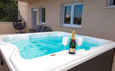 Paula: Plumbing Fixture, Bathtub, Swimming Pool, Jacuzzi, Resort, Hotel, Houseplant, Water Feature