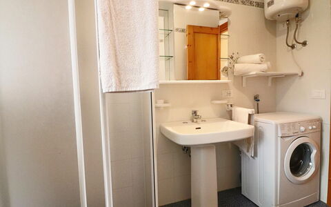 Cecilia: Flooring, Plumbing Fixture, Bathroom Sink, Floor, Sink, Interior Design, Bathroom, Tap, Room, Plumbing