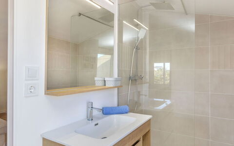 Can Gordei: Flooring, Interior Design, Floor, Bathroom Sink, Plumbing Fixture, Bathroom, Ceiling, Sink, Tap, Room
