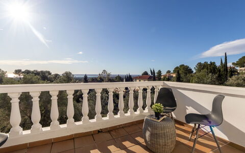 Gilet: Porch, Balcony, Outdoor Furniture, Handrail, Shade, Baluster, Estate, Hardwood, Wood Stain, Villa