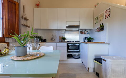Gilet: Kitchen Appliance, Furniture, Kitchen, Interior Design, Countertop, Major Appliance, Flooring, Home Appliance, Wood, Room