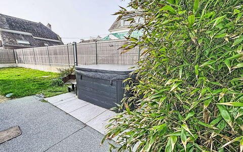 Maison du Crouzic: Shade, Porch, Balcony, Fence, Handrail, Outdoor Structure