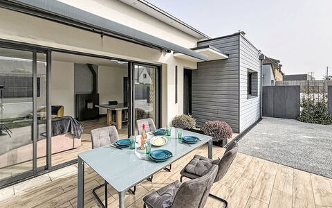 Maison du Crouzic: Shade, Porch, Balcony, Fence, Handrail, Outdoor Structure