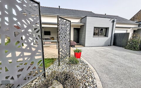 Maison du Crouzic: Shade, Porch, Balcony, Fence, Handrail, Outdoor Structure