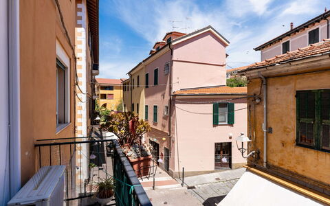 Milena: Wall, Town, Neighbourhood, Residential Area, Home, Urban Design, Apartment, Balcony, Iron, Houseplant
