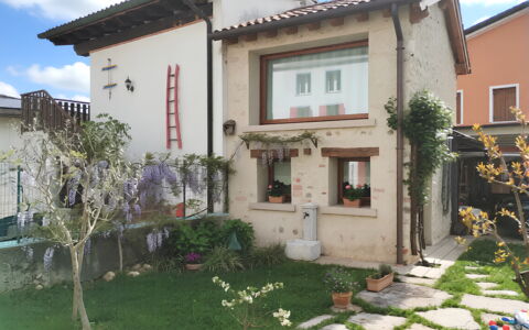 La Casetta dei Palù, Valdobbiadene: House, Door, Home, Shrub, Residential Area, Cottage, Garden, Flowerpot, Yard