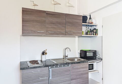 Münchenverliebt: Interior Design, Kitchen, Flooring, Furniture, Cabinetry, Floor, Countertop, Kitchen Sink, Kitchen Appliance, Major Appliance
