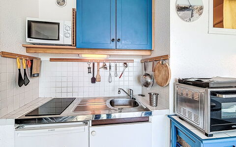 Résidence la Frégate: Kitchen, Kitchen Appliance, Major Appliance, Countertop, Kitchen Sink, Kitchen Stove, Interior Design, Flooring, Gas Stove, Room