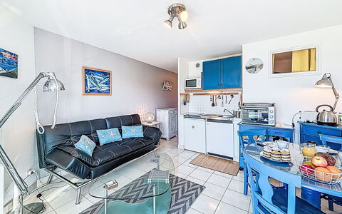 Résidence la Frégate: Apartment, Furniture, Interior Design, Room, Flooring, Floor, Couch, Ceiling, Living Room